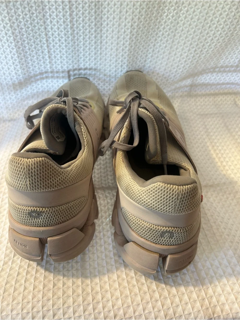 OnCloud Swift Women’s 10 Mesh Upper Running Athletic Shoe-Cream